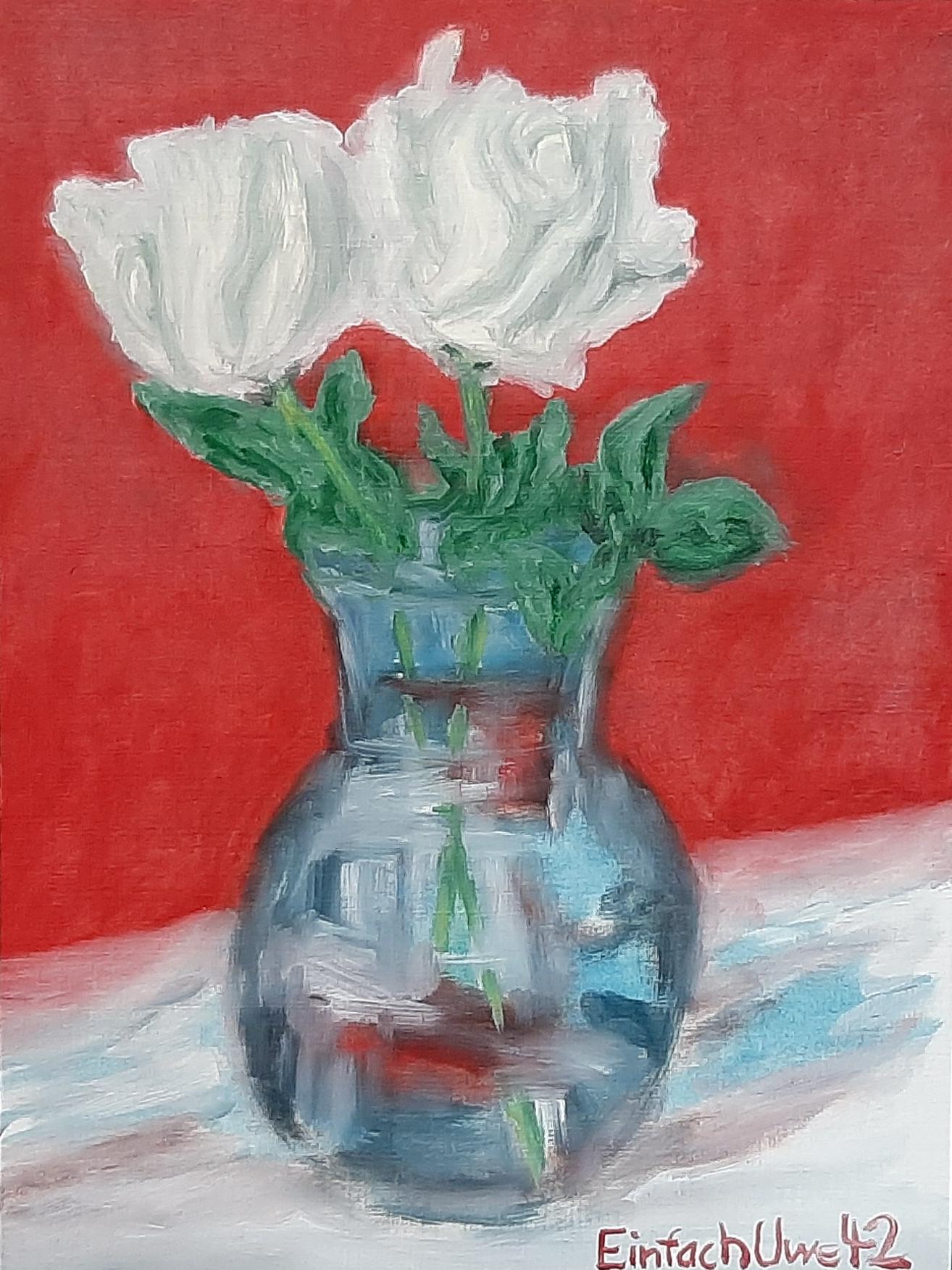 Gemälde eines Stilllebens: Zwei große weiße Rosen mit grünen Blättern in einer halbdurchsichtigen, mit Wasser gefüllten Glasvase. Die Vase steht auf einem schräg liegenden weißen und bläulichen Untergrund. Der Hintergrund ist leuchtend rot. Die Pinselstriche sind sichtbar, die Formen leicht unscharf und malerisch, was dem Bild eine sanfte, impressionistische Note verleiht.